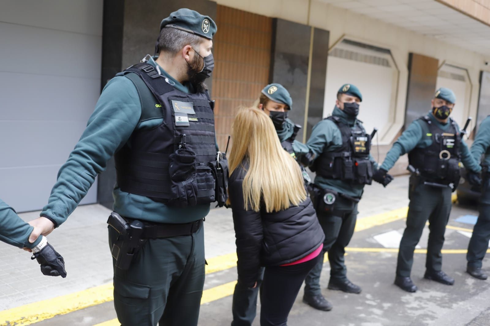 Tensión y gritos de "asesino" a la llegada del parricida de Sueca a declarar ante el juez