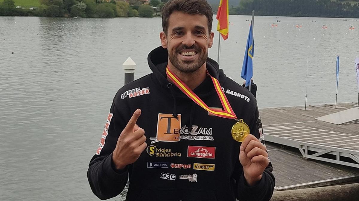 Carlos Garrote, con su medalla de oro en el K2 200