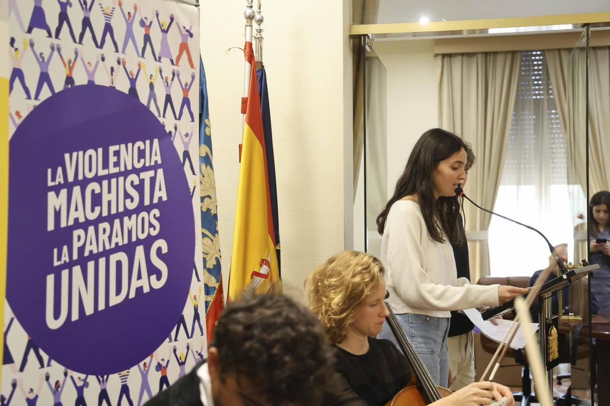 "Una puerta violeta" en la Subdelegación del Gobierno en Alicante por el 25N