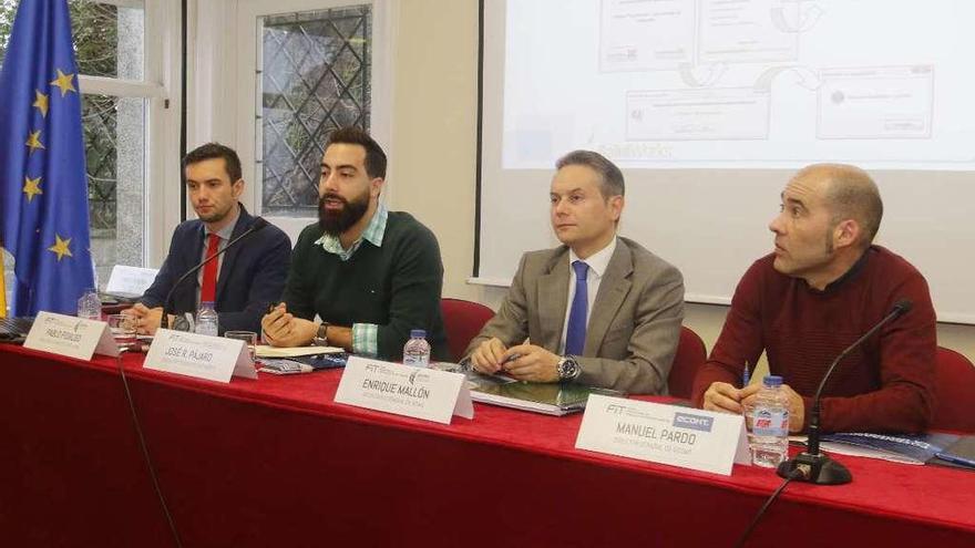 El director de proyectos de Asime, Pablo Fidalgo, junto a José Ramón Pájaro, el secretario general de Asime, Enrique Mallón, y Manuel Pardo durante la primera ponencia de la jornada. // Alba Villar