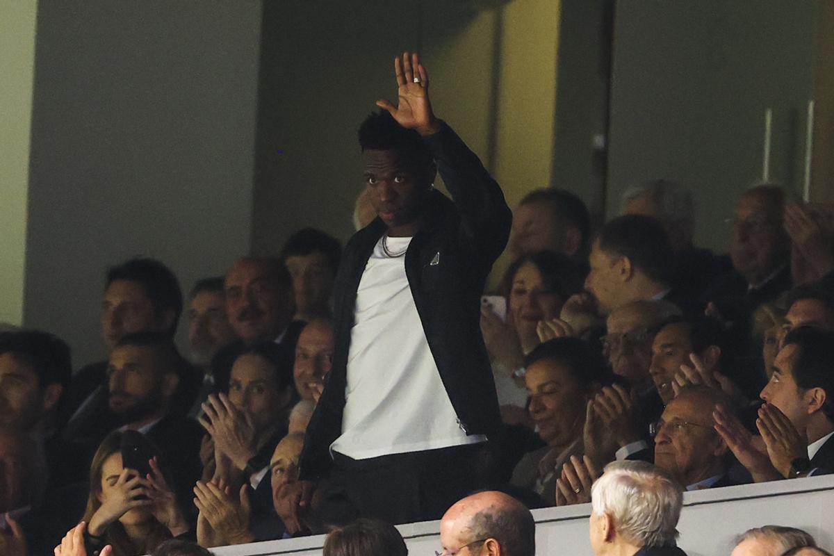 MADRID, 24/05/2023.- Vinicius Jr. del Real Madrid saluda desde la grada este miércoles, previo al partido de LaLiga entre el Rayo Vallecano y el Real Madrid, en el estadio Santiago Bernabéu de Madrid. EFE/ Kiko Huesca