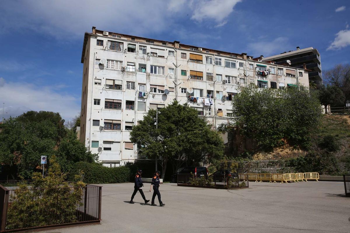 Edificio El Barco de Esplugues, desalojado el lunes por riesgo de derrumbe y en el que actualmente cinco vecinos se niegan a salir.