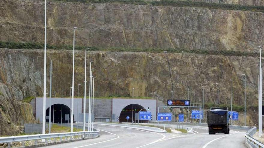 Un camión circula por la autovía de acceso al puerto exterior.