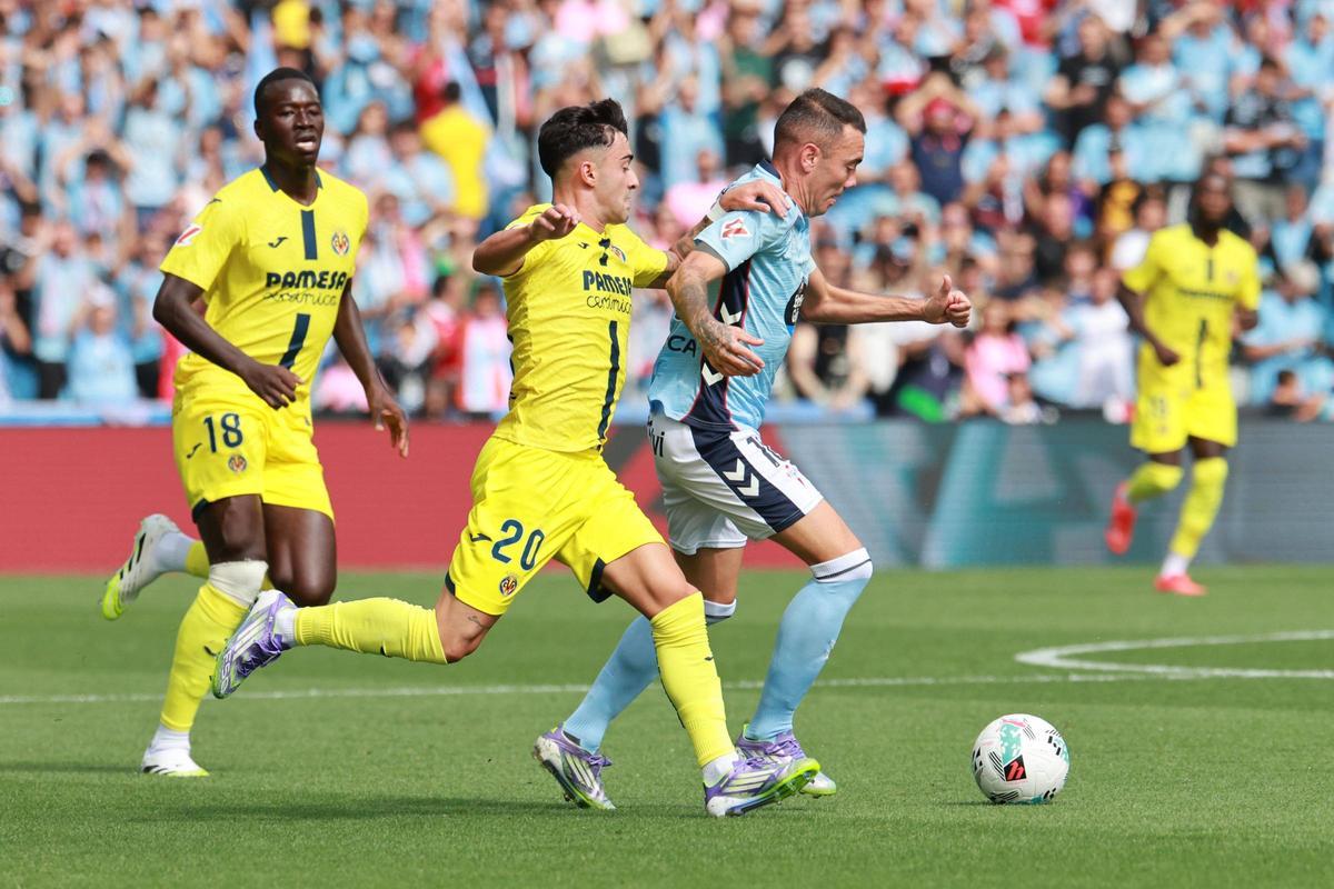 Aspas conduce el balón perseguido por Moleiro, en la última visita del Villarreal a Balaídos