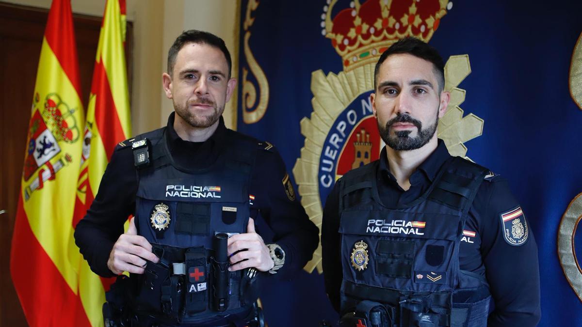 A la izquierda, Sergio, y a la izquierda, Enrique, los dos policías nacionales que salvaron la vida a un hombre que se había cortado las venas en la calle Illueca.