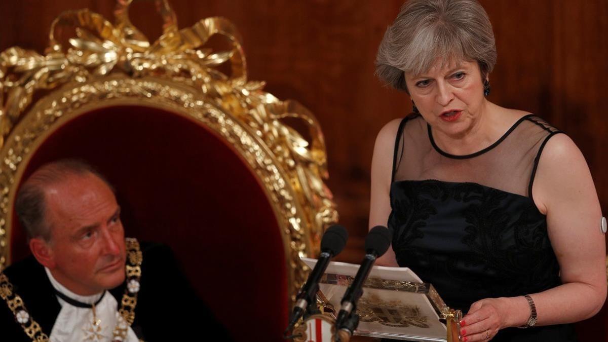 May (derecha) pronuncia un discurso en el Banquete del Lord Mayor, Charles Bownan, en Londres, el 13 de noviembre.