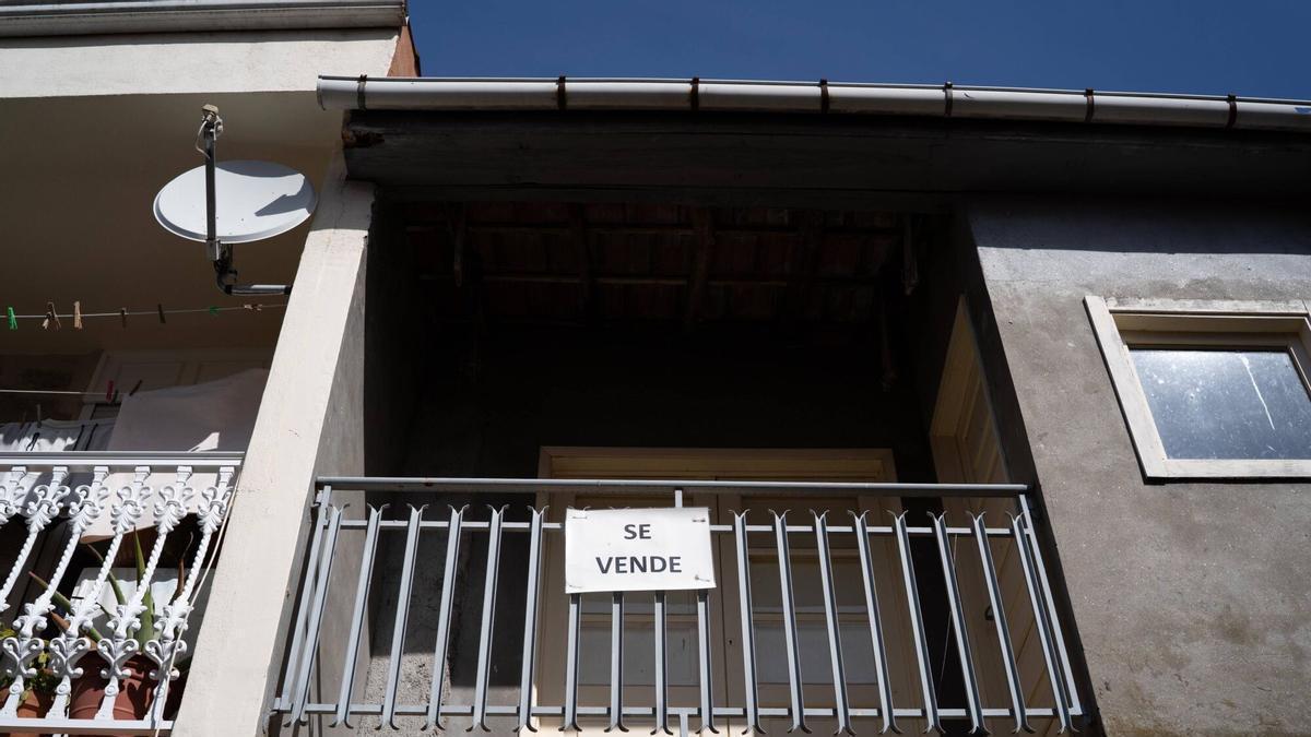 Una casa rural en venta en Seixalbo.