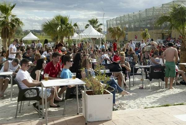 La afición zaragozana apoya a España en su debut en Las Playas