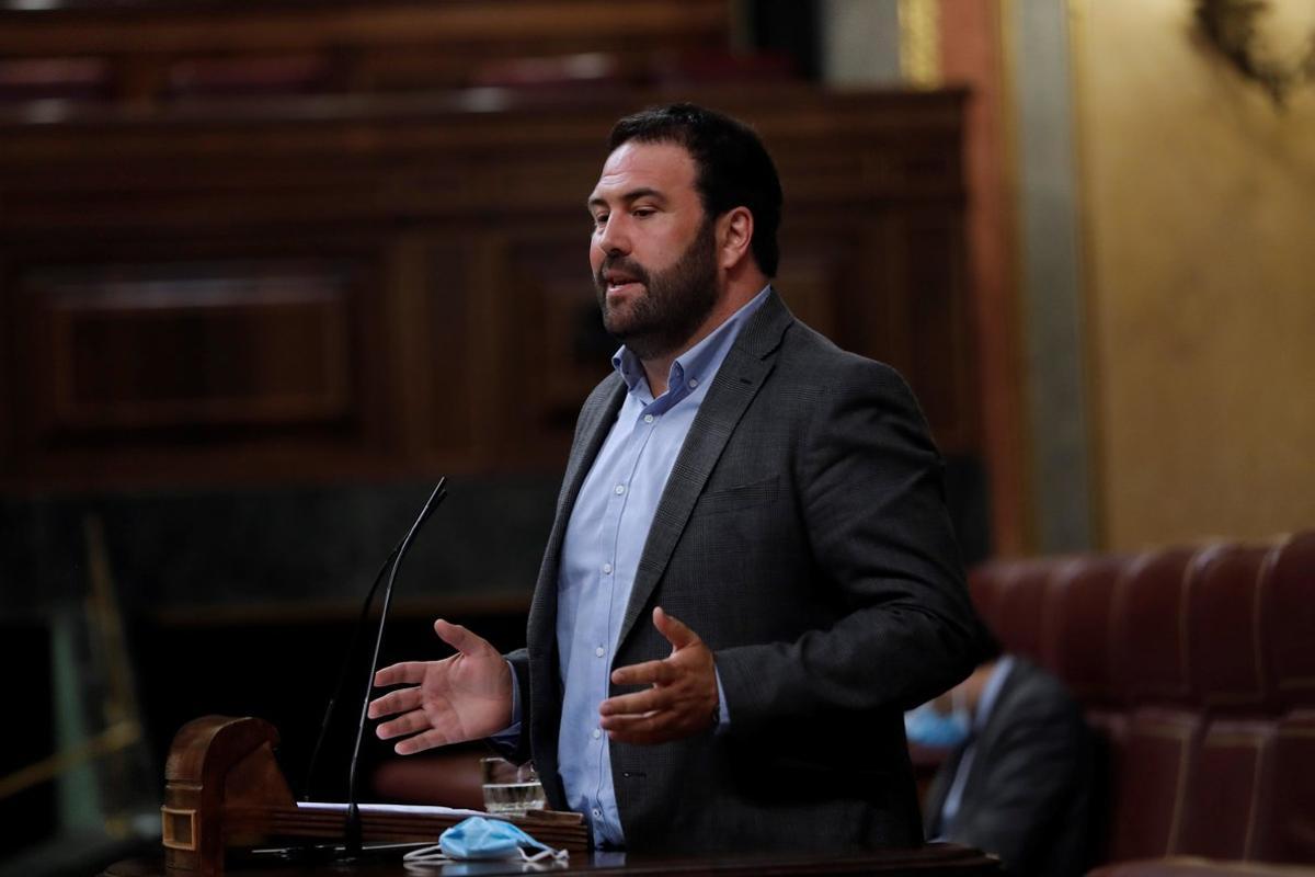 MADRID, 29/07/2020.- El portavoz de EH-Bildu, Jon Iñarritu, durante su intervención en el pleno del Congreso de este miércoles ante el que comparece el jefe del Ejecutivo, Pedro Sánchez, para informar sobre los resultados del último Consejo Europeo en el que se negoció el reparto de fondos para la crisis generada por la pandemia del coronavirus. EFE/ Emilio Naranjo