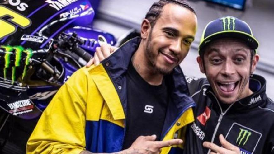 Hamilton y Rossi, en un acto con patrocinadores.