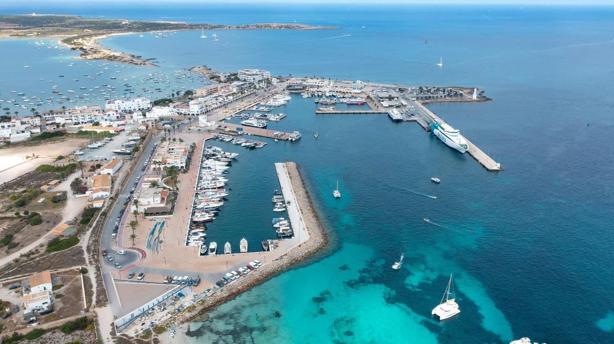 Vista aérea del puerto de la Savina en julio de 2022