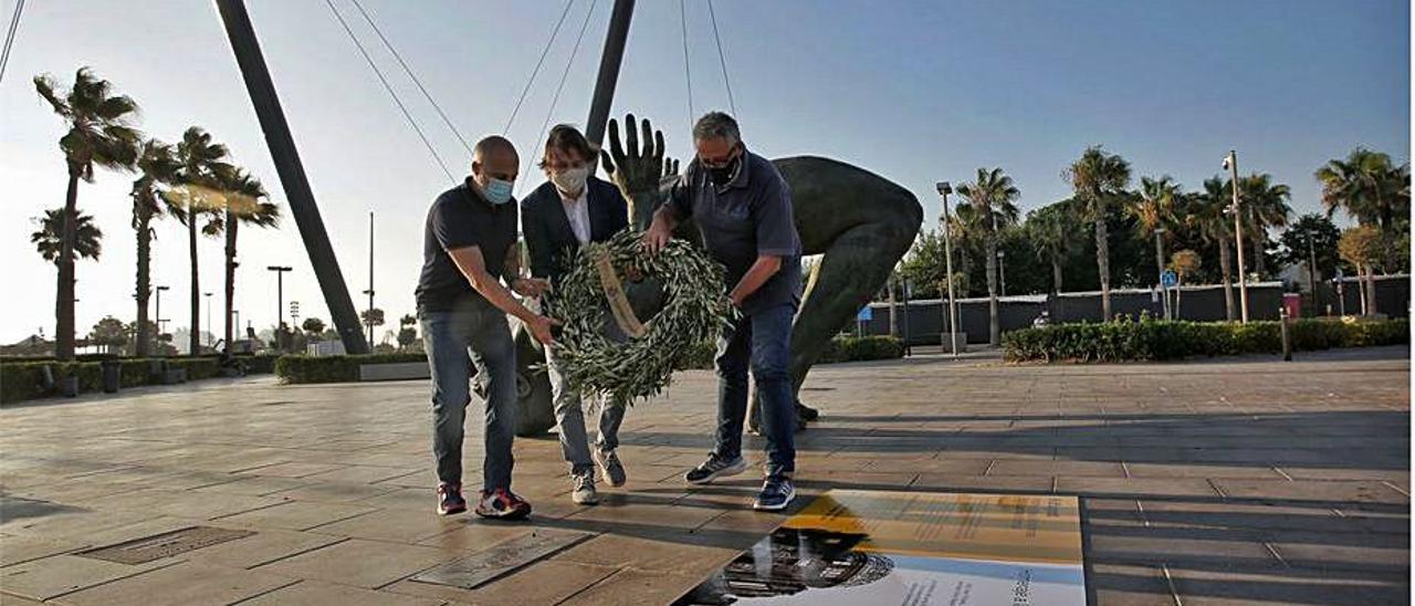 Momento en que se realizó la
 ofrenda floral a las víctimas 
de Hiroshima
   levante-emv