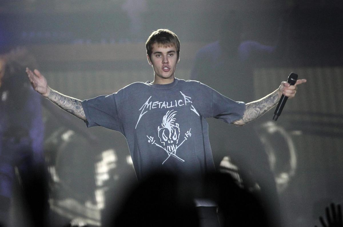 BLG01. Bologna (Italy), 19/11/2016.- Canadian singer Justin Bieber performs on stage during his concert in Casalecchio di Reno, Bologna, Italy,19 November 2016. (Italia) EFE/EPA/GIORGIO BENVENUTI