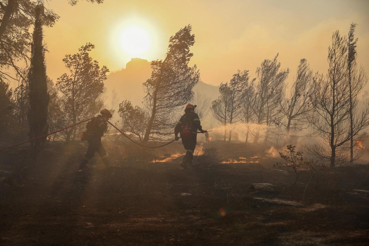 Dos grandes incencios cerca de Atenas obligan a evacuar a miles de personas