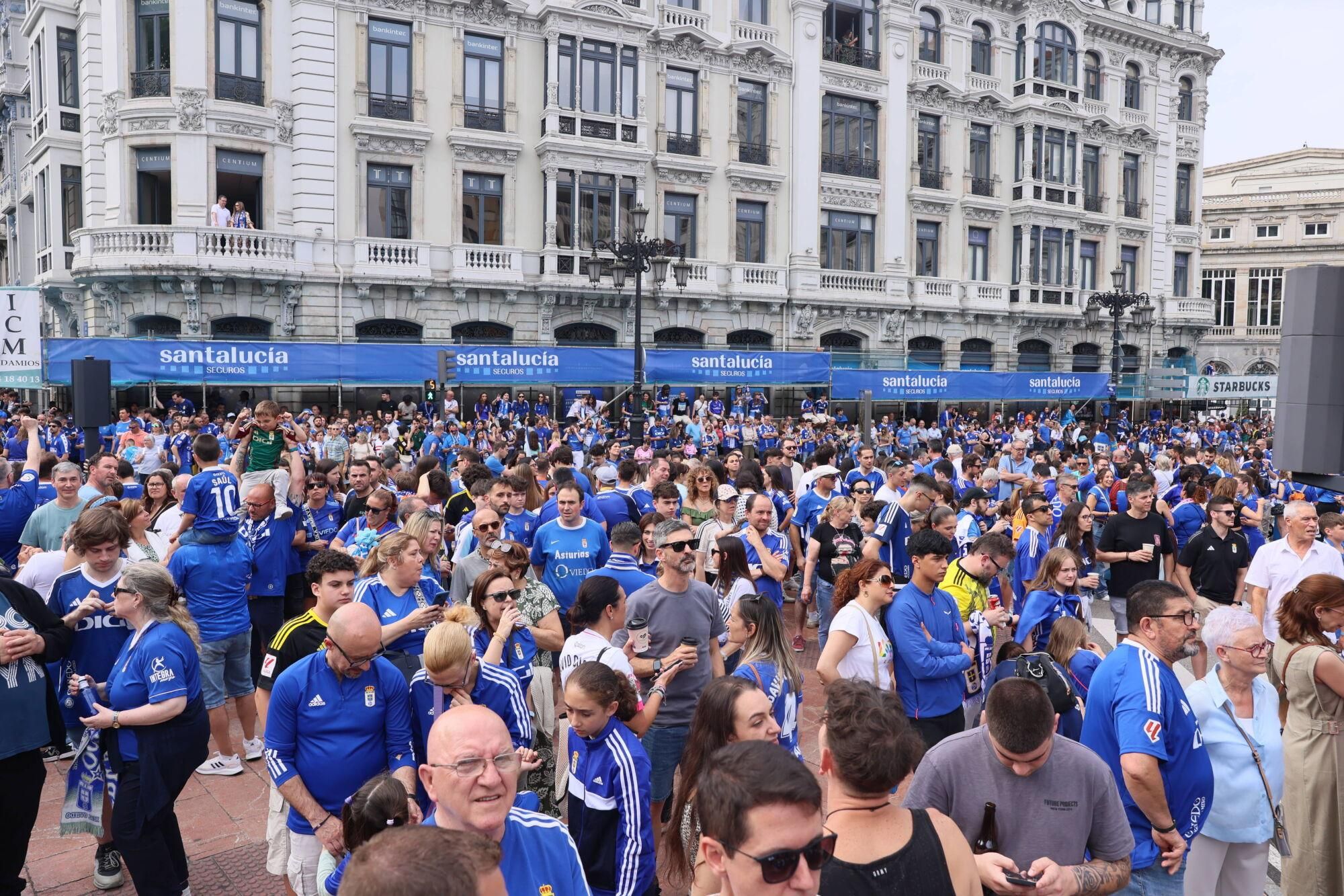 Locura azul en las calles de Oviedo para celebrar el ascenso del equipo a Primera División