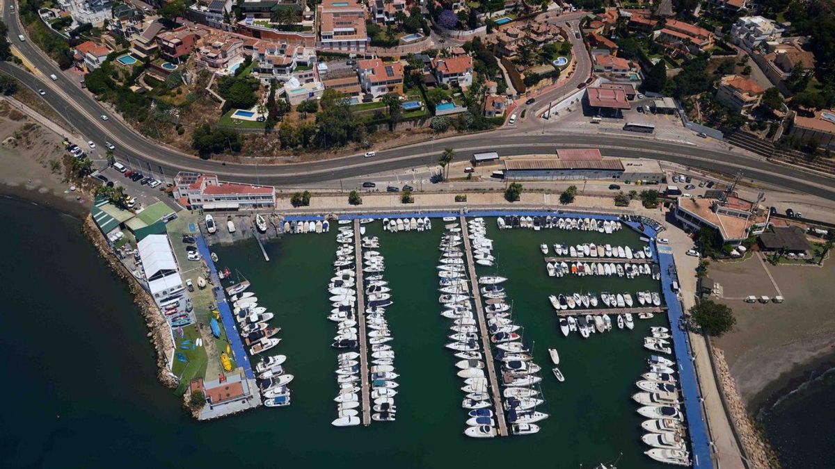 Una imagen aérea del puerto deportivo de El Candado, en Málaga capital.