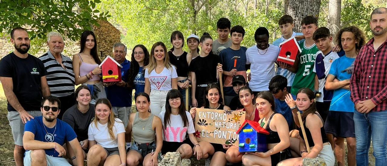 Estela López con los participangtes en el campo de trabajo