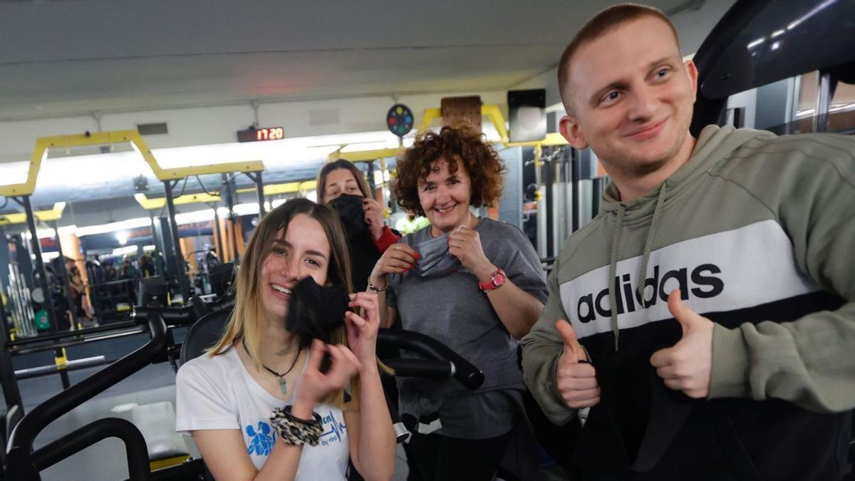 Por la izquierda, Natalia Ordás, Maite Suárez, Carmen Orgueira y Nino González se liberan de la mascarilla en un gimnasio ovetense.