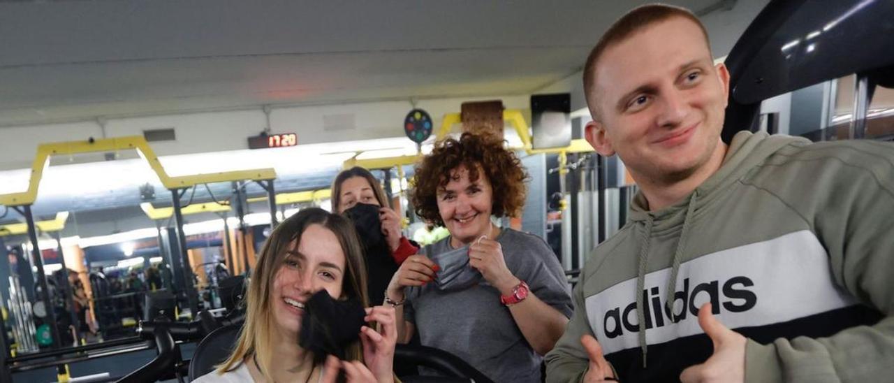 Por la izquierda, Natalia Ordás, Maite Suárez, Carmen Orgueira y Nino González se liberan de la mascarilla en un gimnasio ovetense.