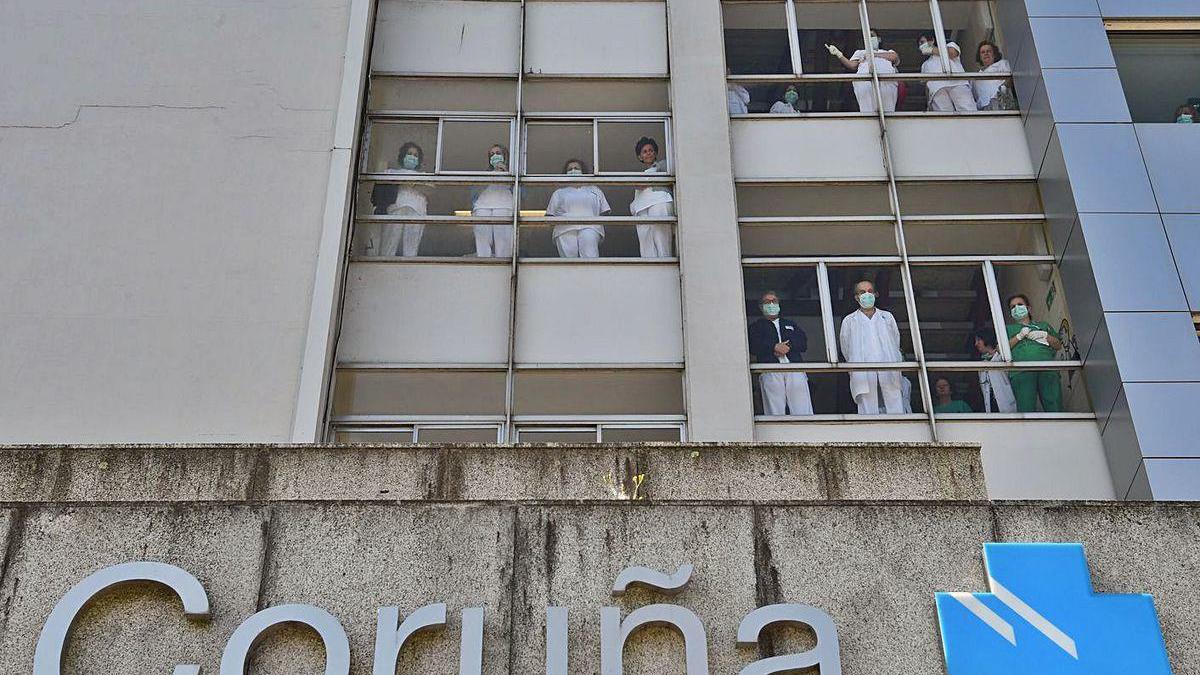 Sanitarios en una ventana del Chuac durante el homenaje de las fuerzas de seguridad, en marzo.