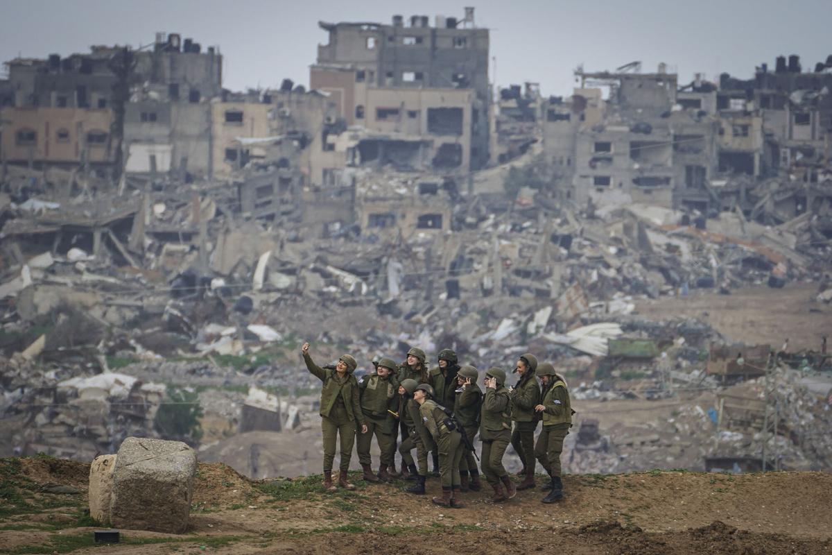 Mujeres soldado israelíes posan para una foto en la frontera con la Franja de Gaza.