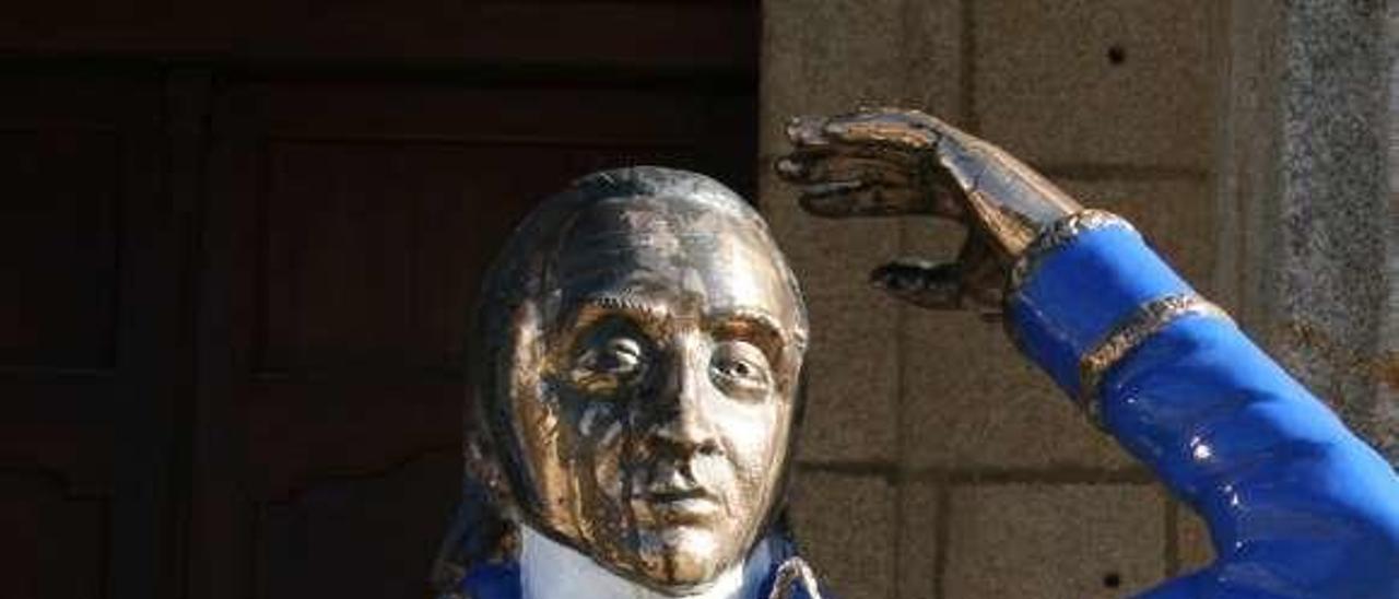 Escultura del Marqués en el Ayuntamiento de Ribadeo.