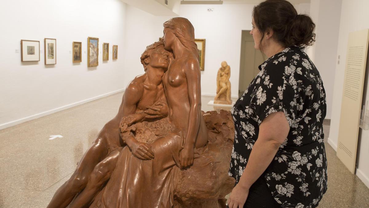 La conservadora del Museu de l&#039;Empordà, Teresa Miquel, mostra una de les peces elegides per al programa.