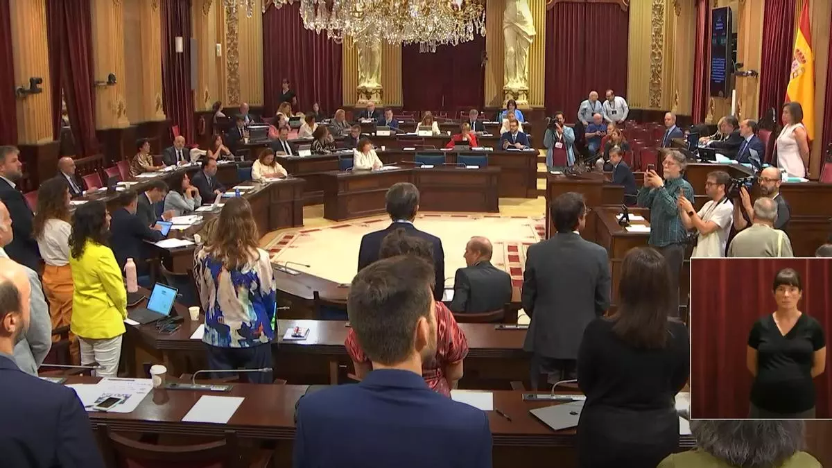 Vox boicotea con golpes en la mesa el minuto de silencio de la izquierda por el genocidio en Gaza