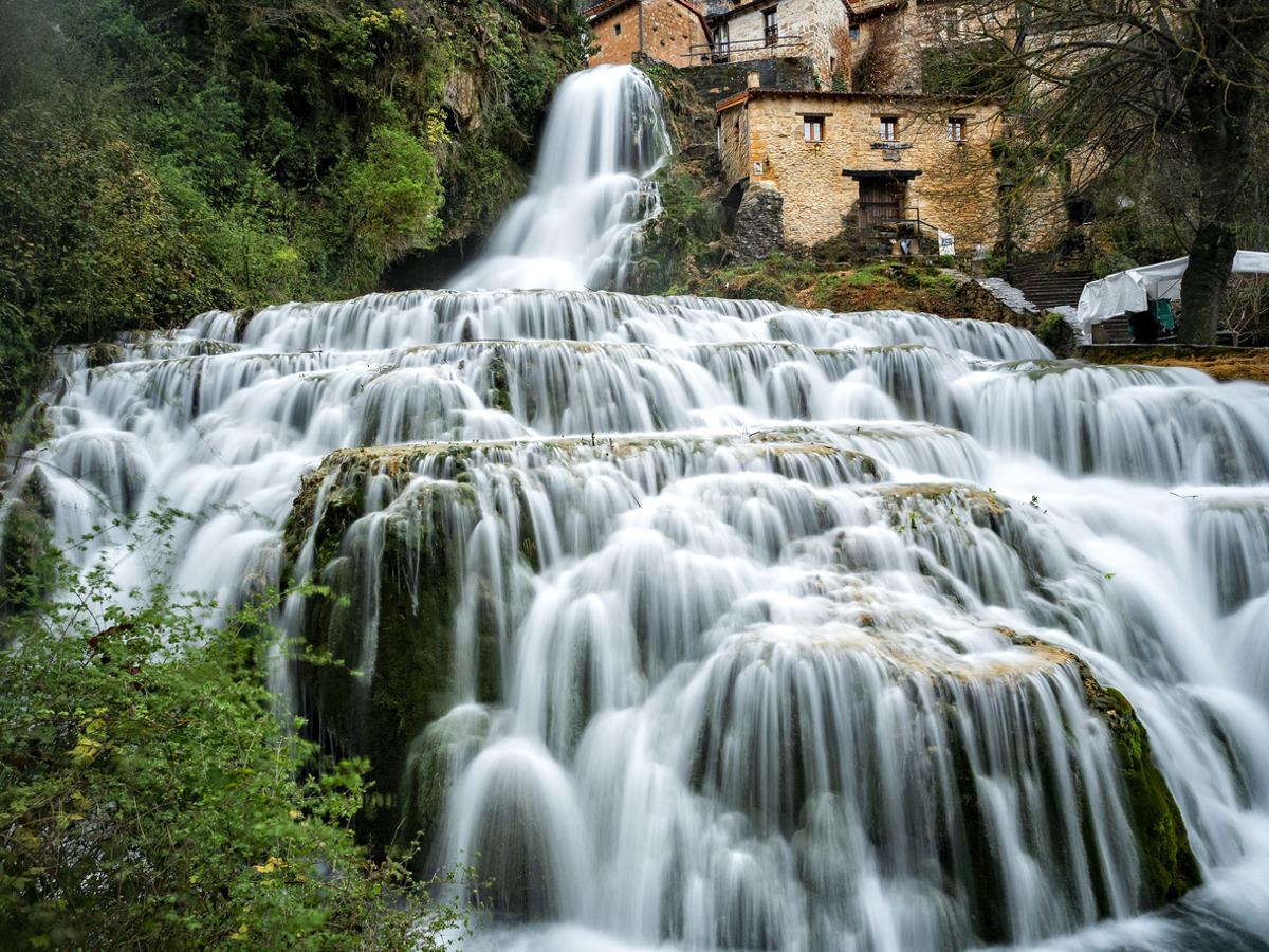 La cascada de Orbaneja del Castillo, con mucho caudal.