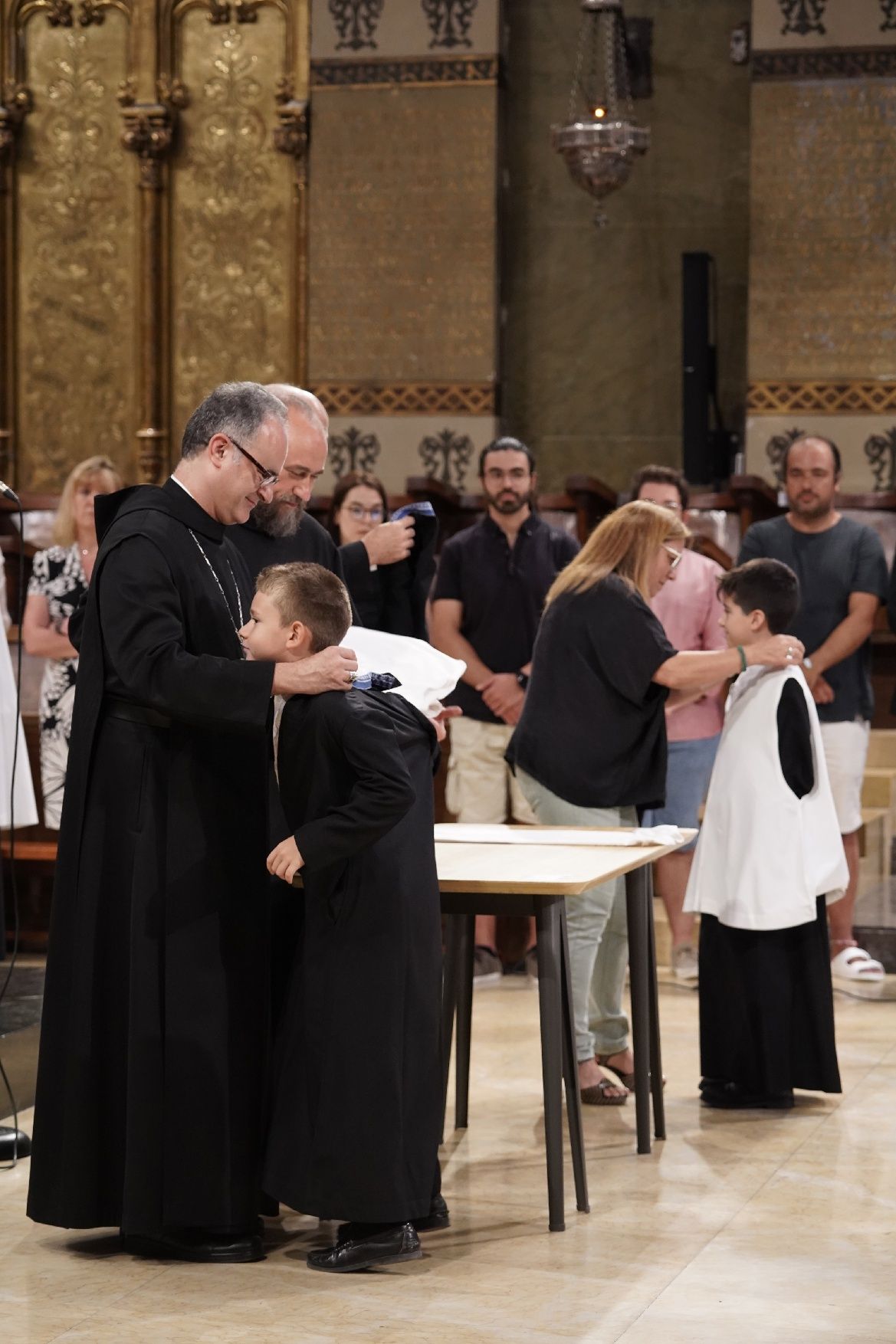 Montserrat vesteix les primeres escolanes de la història