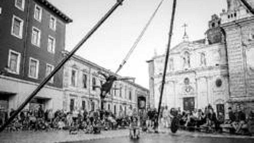 Cuentos y acrobacias animan las calles del Casco Histórico