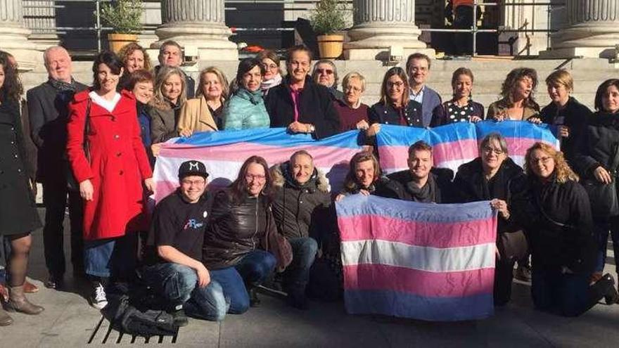 Foto de familia de los colectivos transexuales y parlamentarios que votaron a favor de la reforma. Tras la pancarta, la diputada viguesa Lola Galovart (de verde) y, a su izquierda, Carla Antonelli. // FdV