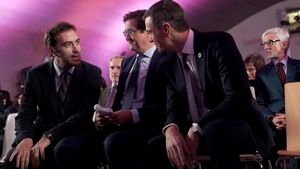 El presidente del Gobierno, Pedro Sánchez, conversa con el ministro de Economía, Carlos Cuerpo, en presencia del ministro de Transformación Digital, Óscar López.