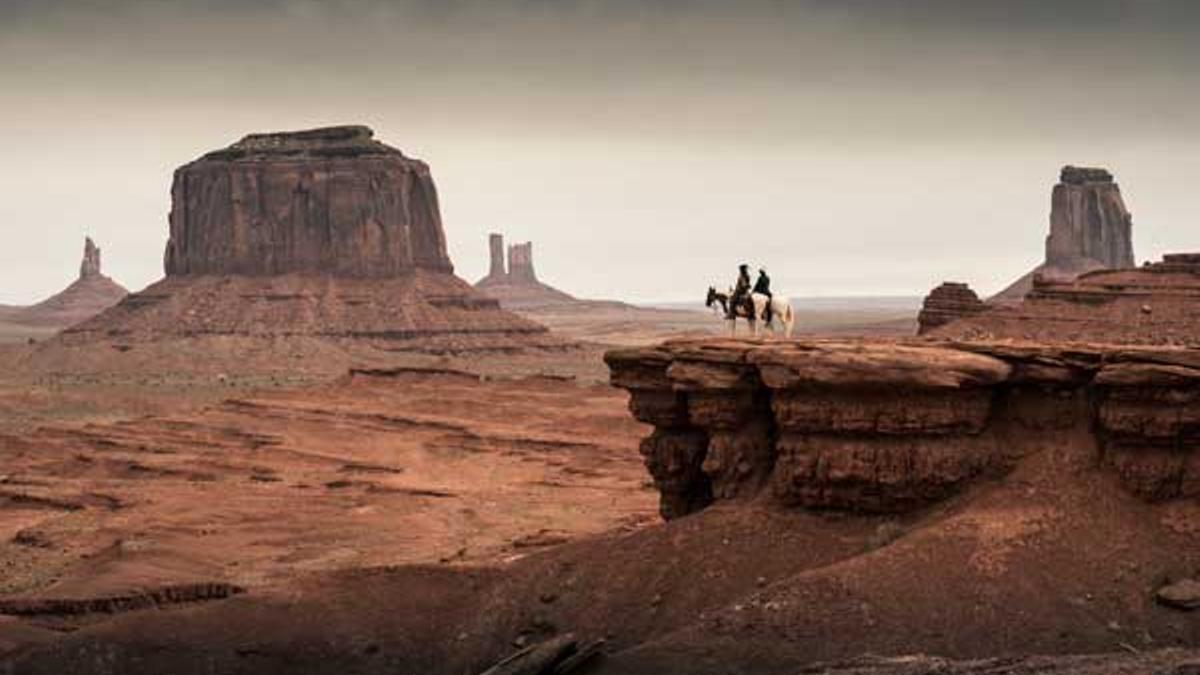 El &quot;ranger&quot; enmascarado y su amigo, el indio &quot;Toro&quot;, contemplan el árido paisaje de Valley Monument.