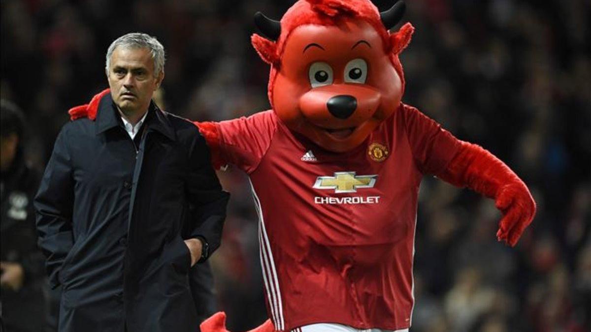 Mourinho recibe la felicitación de la mascota del United tras ganar al City