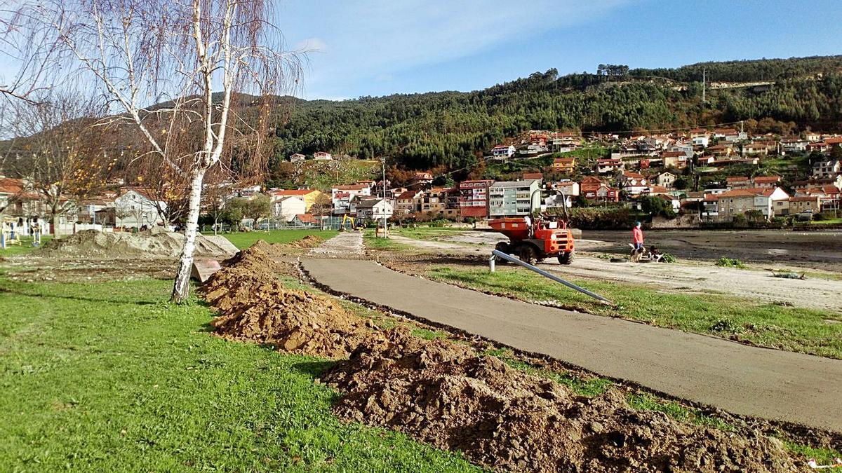 Obras del nuevo paseo por el borde litoral de San Bartolomeu, en Meira. |   // SANTOS ÁLVAREZ