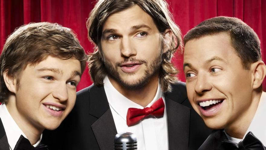 Ashton Kutcher junto a sus compañeros en la serie.