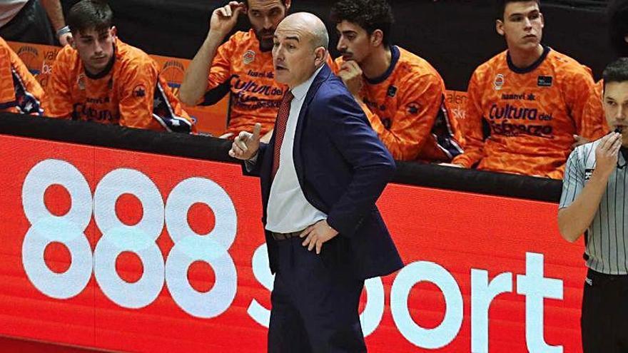 Jaume Ponsarnau, junto al banquillo 'taronja'.