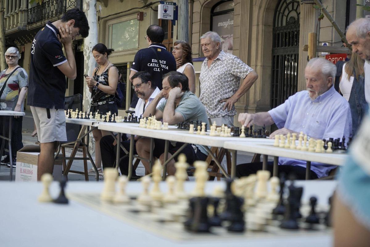 Simultànies d'escacs al passeig de Manresa Simultànies d'escacs al passeig de Manresa
