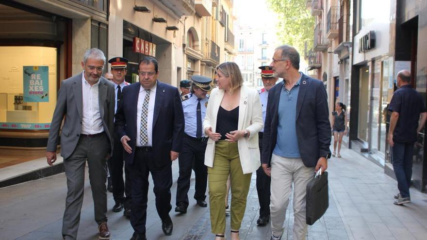 El conseller Joan Ignasi Elena amb l&#039;alcaldessa Agnès Lladó i el vicealcalde Pere Casellas