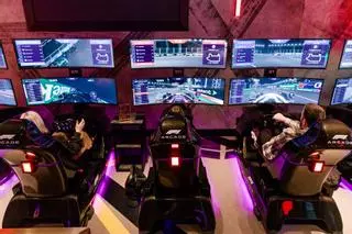 Sentirte un piloto sin parar de comer y beber: F1 Arcade trae a Madrid una versión glamourosa de los recreativos... y eso se paga