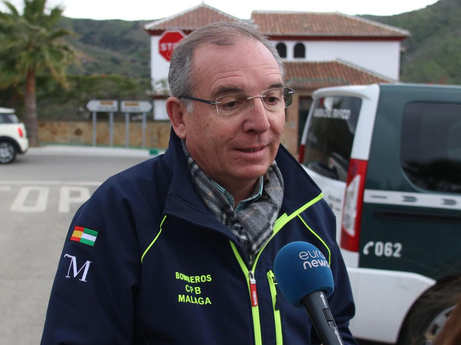 Los operarios trabajan en el 'encamisado' del túnel de rescate introduciendo tubos que aseguren la galería.