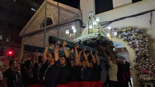 Santa Pola recibe a su Estrella de los Mares: del homenaje a los pescadores fallecidos a una procesión más corta por el calor