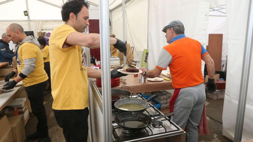 Julen Alzelay (izquierda), de la empresa Eko Talo ,emplatando unos huevos fritos con migas y chorizo.