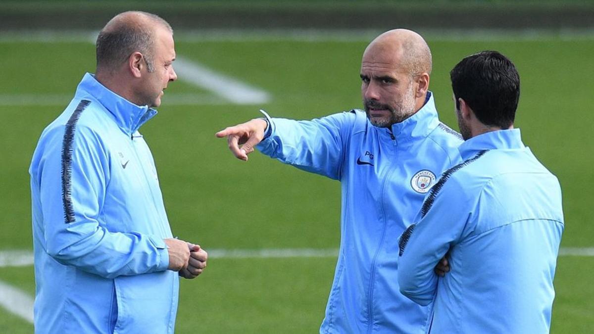 Guardiola con sus colaboradores preparando el partido ante el Cardiff