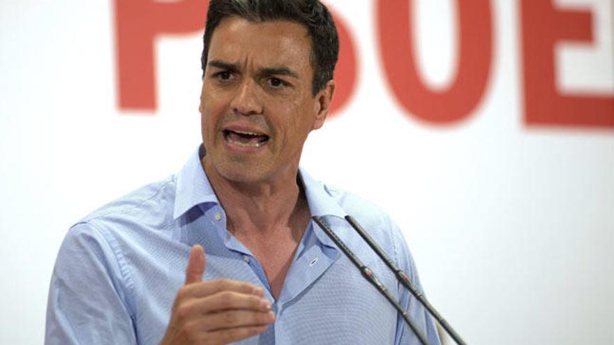 Pedro Sánchez apoya a los padres de Andrea // J. M. Pedrosa