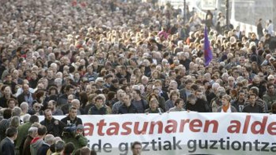 Multitudinaria protesta en San Sebastián contra las detenciones de Otegi y demás miembros de Batasuna