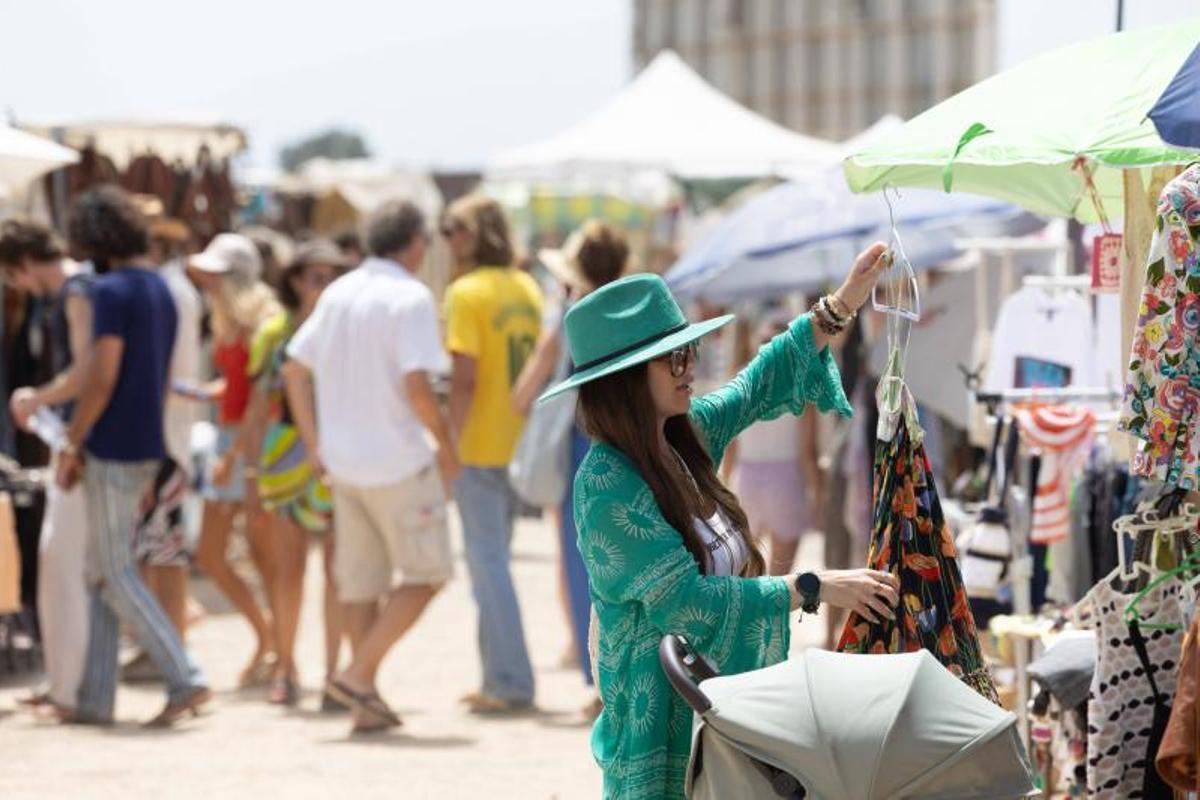 El mercadillo de Sant Jordi resiste al calor del verano