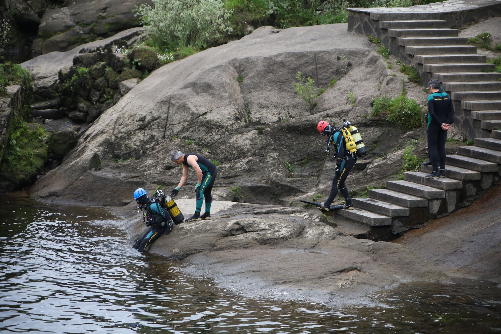 Búsqueda por agua y aire del joven arrastrado por el río en Arbo