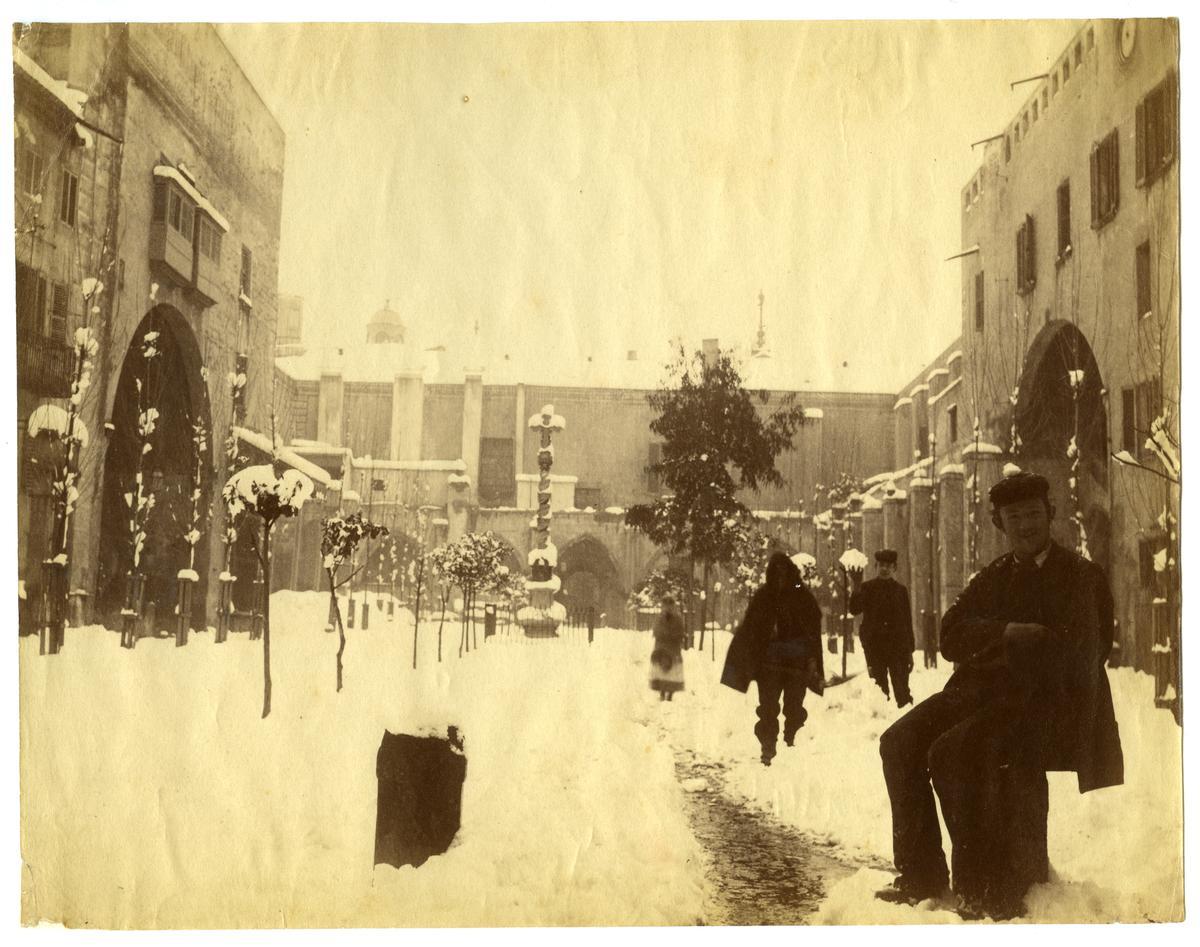 19 Nevada a Barcelona. Pati de l’Hospital de la Santa Creu, 10-11 de febrer de 1887. AFB. Antoni Esplugas.jpg
